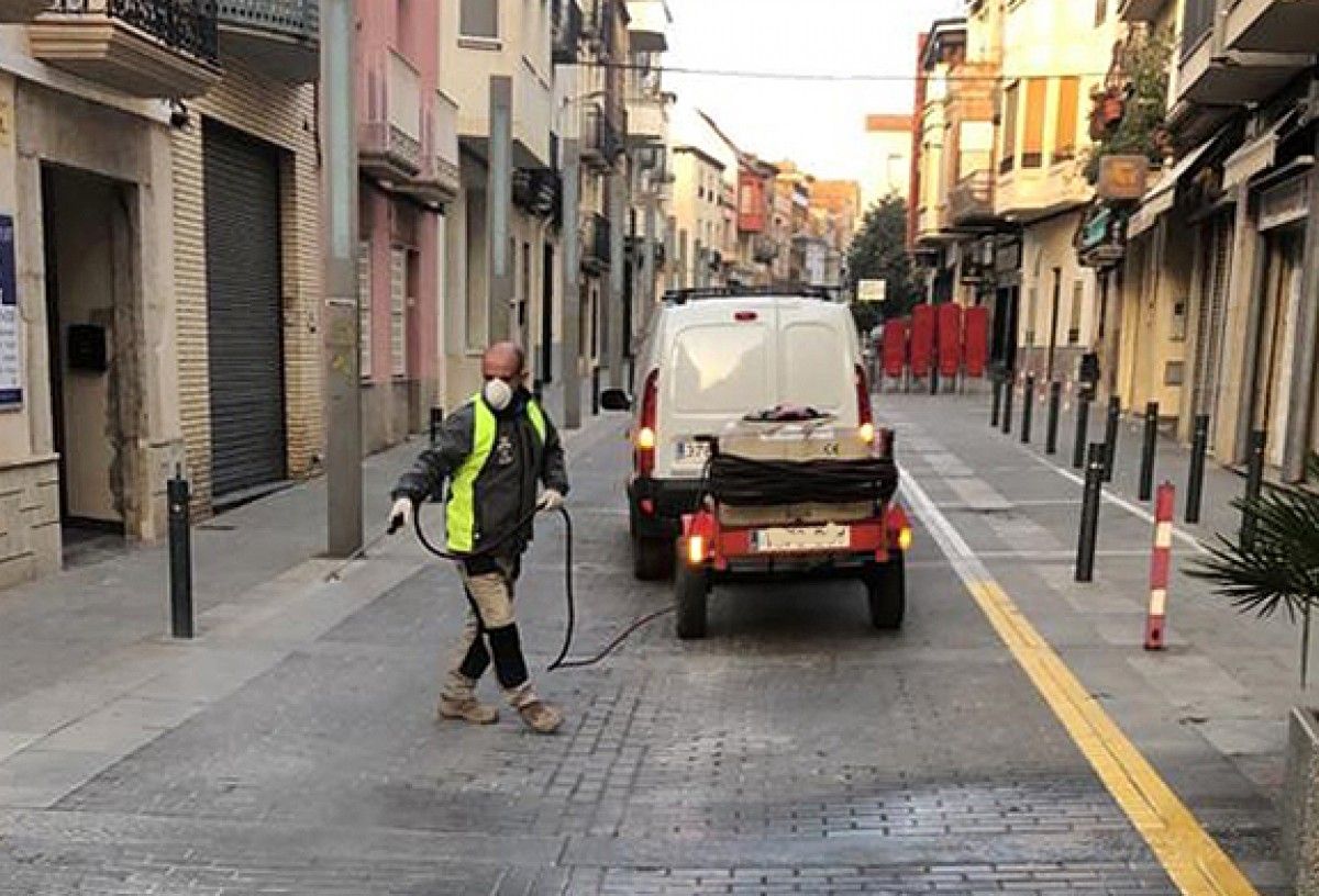 Un operari netejant els carrers de Santa Bàrbara