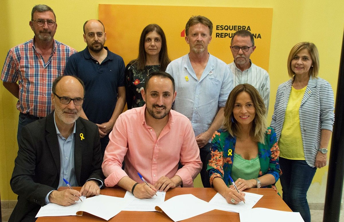 Signatura de l'acord entre Més Deltebre i ERC.