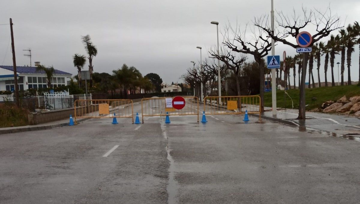 L'Ajuntament d'Alcanar tanca els accessos secundaris a les Cases per a evitar l'​entrada de persones amb segona residència. 31 març 2020 | covid-19.
