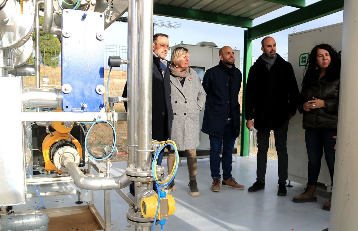 Representants del consells comarcals a la nova planta de biogàs del Mas de Barberans.