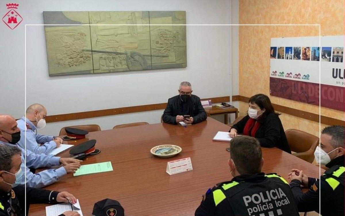 L'alcaldessa d'Ulldecona, Núria Ventura reunida amb els cossos policials després de les detencions