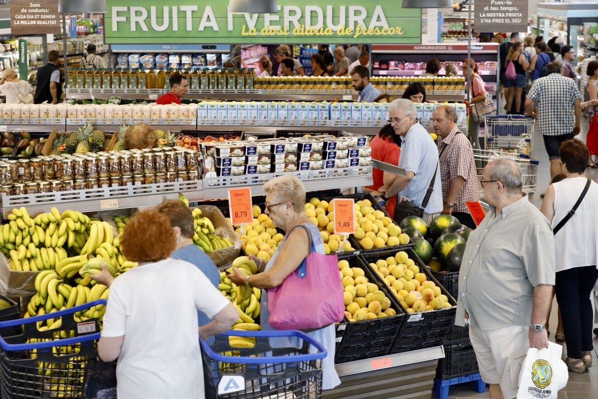 Secció de fruita i verdura d'un supermercat de Sabadell