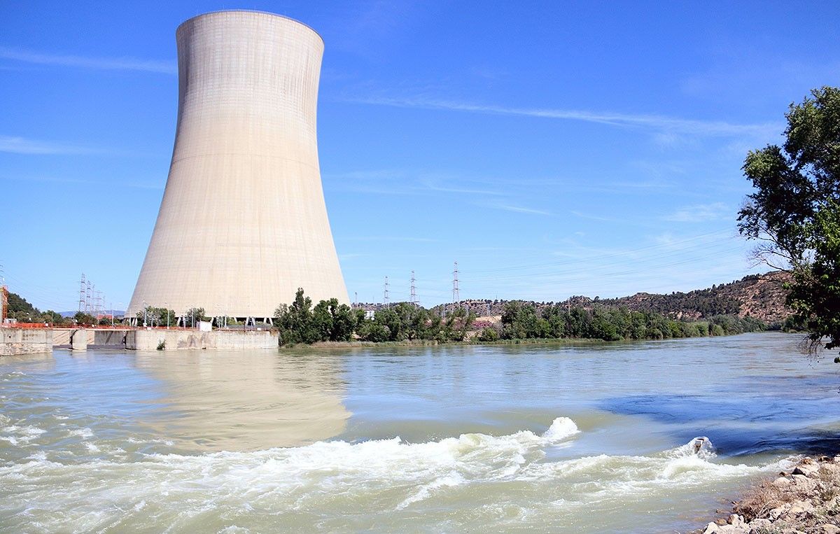La central nuclear d'Ascó vista des de l'Ebre