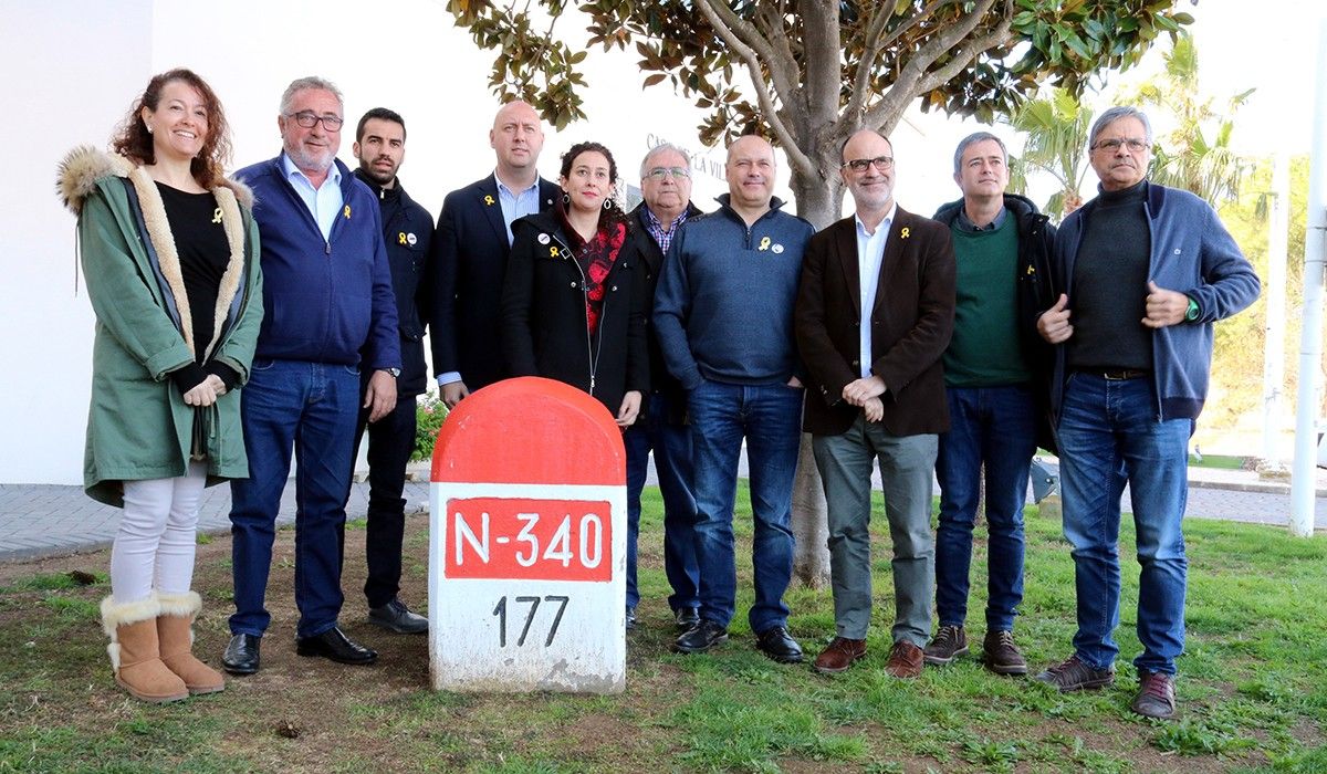 Foto de família dels alcaldes ebrencs d'ERC de l'N-340, amb els senadors Miquel Aubà i Laura Castel i els diputats Jordi Salvadó i Irene Fornós, davant l'antic piló que recorda l'N-340 a l'Ajuntament de l'Aldea.