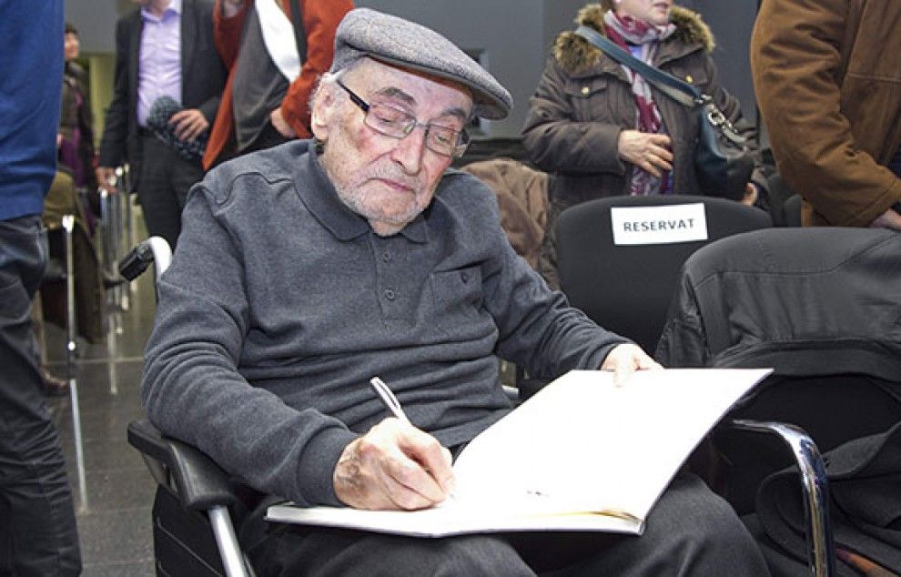 Pérez Bonfill signant el llibre d’honor del campus Terres de l’Ebre de la URV.