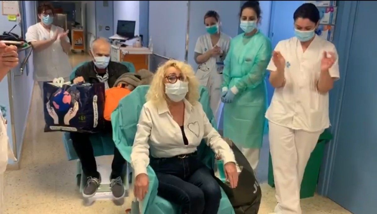 Vídeo | Emotives imatges de l'alta dels primers pacients que van ingressar per Covid-19 a l'HTVC