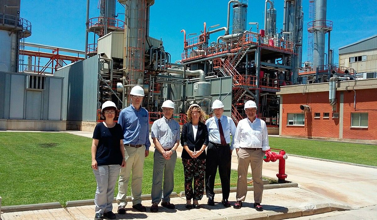 L'alcaldessa de Tortosa, Meritxell Roigé, visita les instal·lacions de la fàbrica d'Ercros a Tortosa