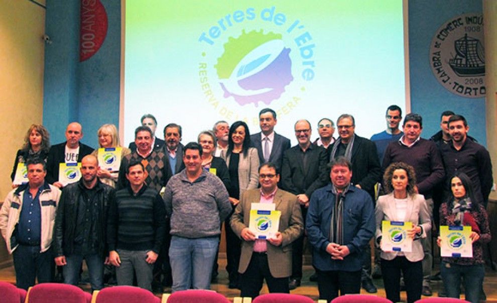 Imatge de grup dels primers productors i empresaris acreditats per utilitzar la marca, en l'acte celebrat a la Cambra de Comerç de Tortosa.