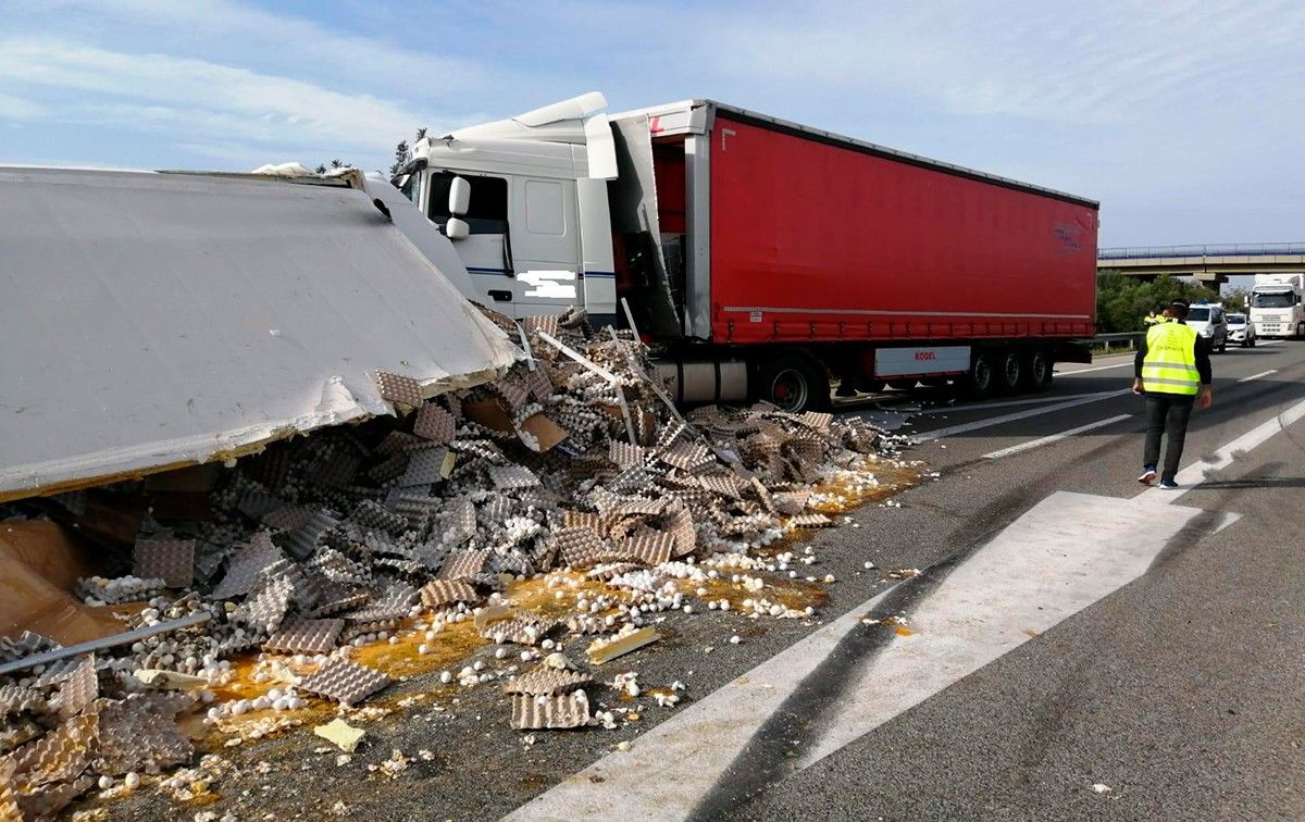 Els camions implicats en l'accident, un dels quals anava carregat d'ous