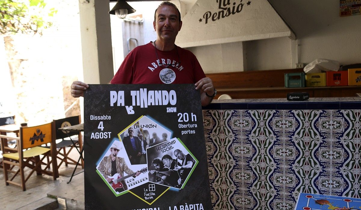 Fernando Garcia mostra el cartell oficial de la Partinando Show Festival del pròxim 4 d'agost.