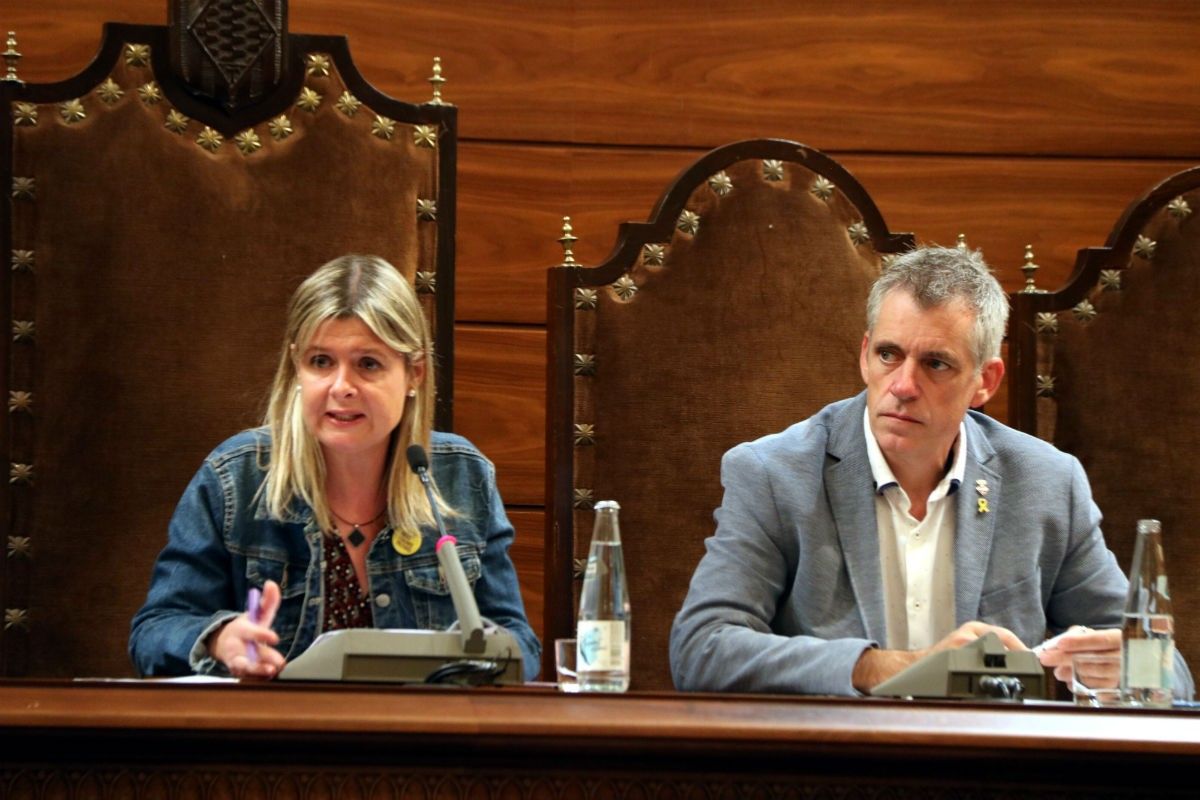 La presidenta de la Diputació de Tarragona, Noemí Llauradó, i del vicepresident Adam Tomàs en el ple. 