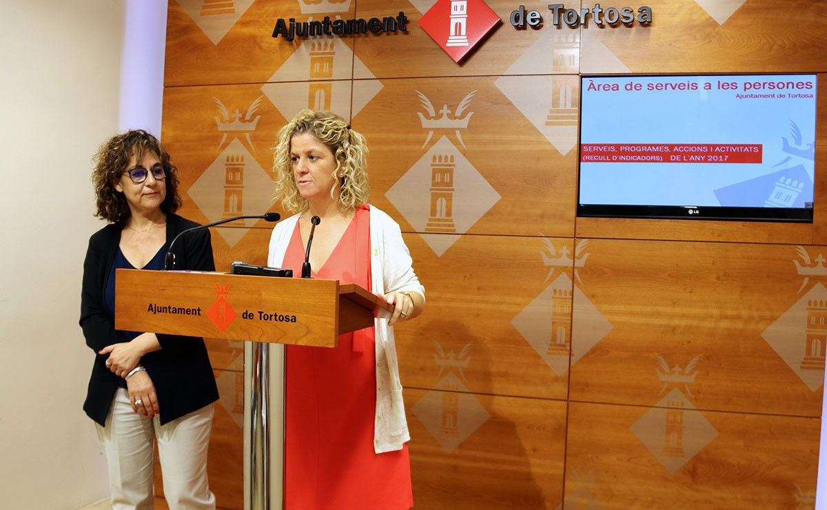 L'alcaldessa de Tortosa, Meritxell Roigé, i la regidora de Serveis Socials, Maria Jesús Viña, en la presentació de la memòria anual de l'àrea assistencial. 