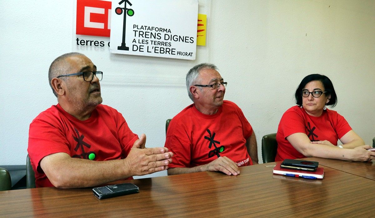 Els portaveus de Trens Dignes, Wifredo Miró, Josep Casadó i Cristina Bel, en roda de premsa a la seu de CCOO de Tortosa