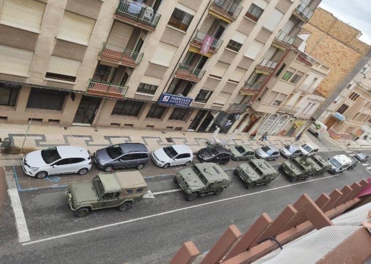 El pas del convoi militar per l'avinguda Generalitat.