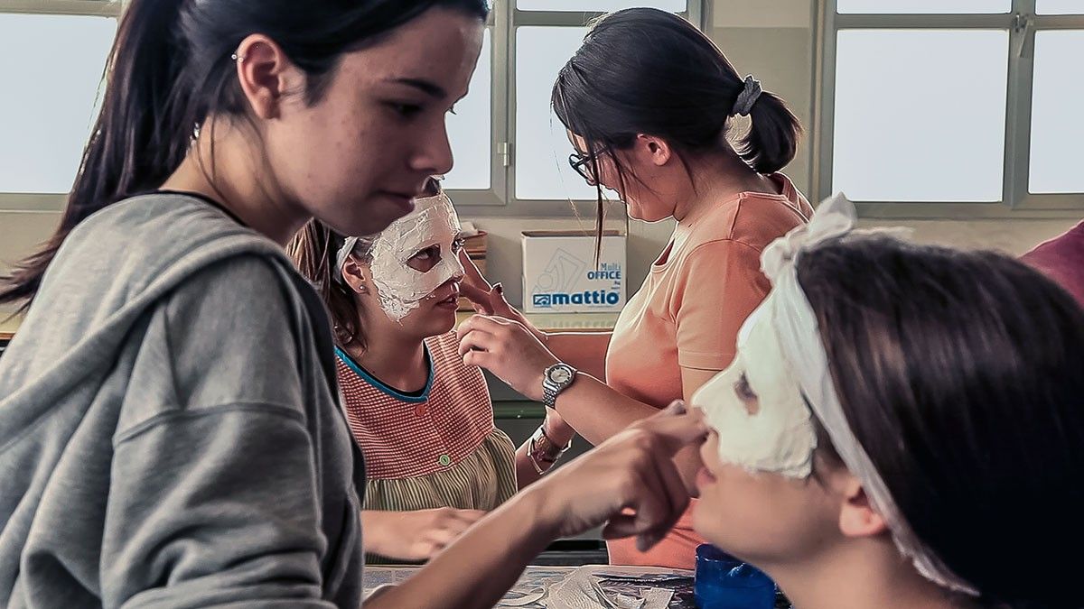 Imatge del taller de màscares dut a terme a l'institut de Deltebre.