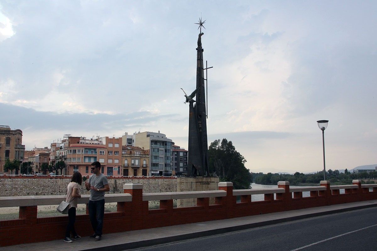 Imatge del monument franquista de Tortosa presa el dia de la consulta, el 28 de maig de 2016.