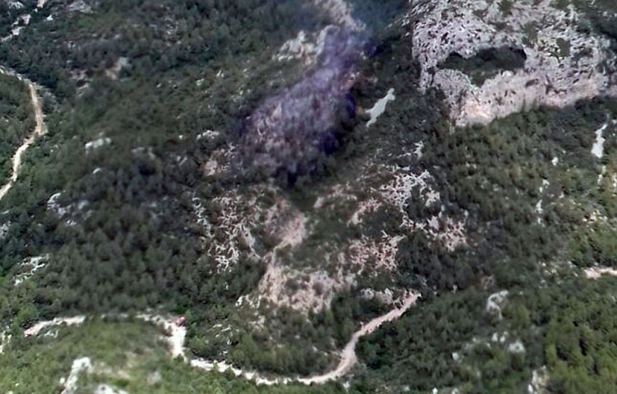 Imatge aèria de l'incendi, que s'ha donat per estabilitzat sobre les 14.45 hores.