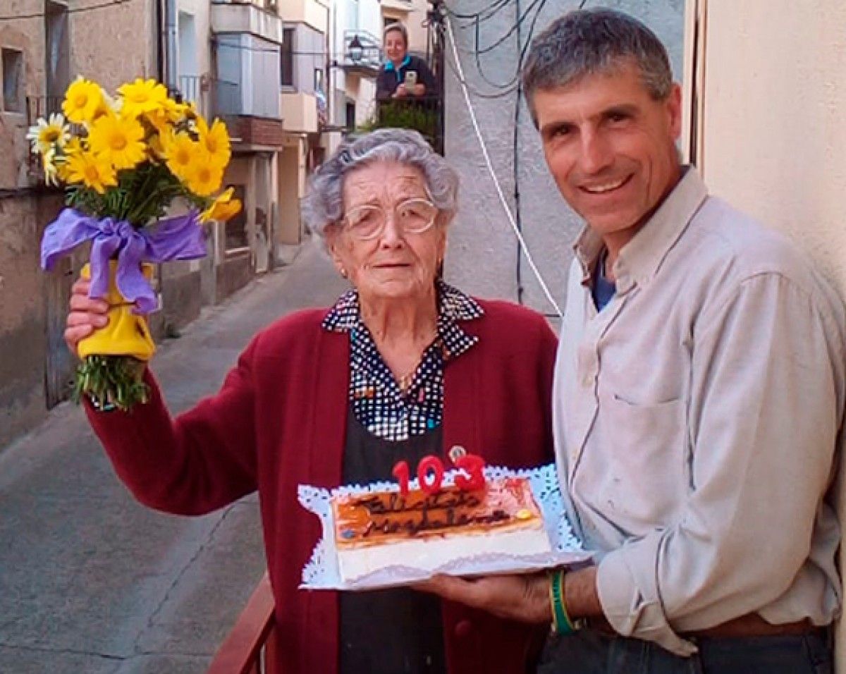 Magdalena i el seu net Josep Ramon, amb el pastís d'aniversari.