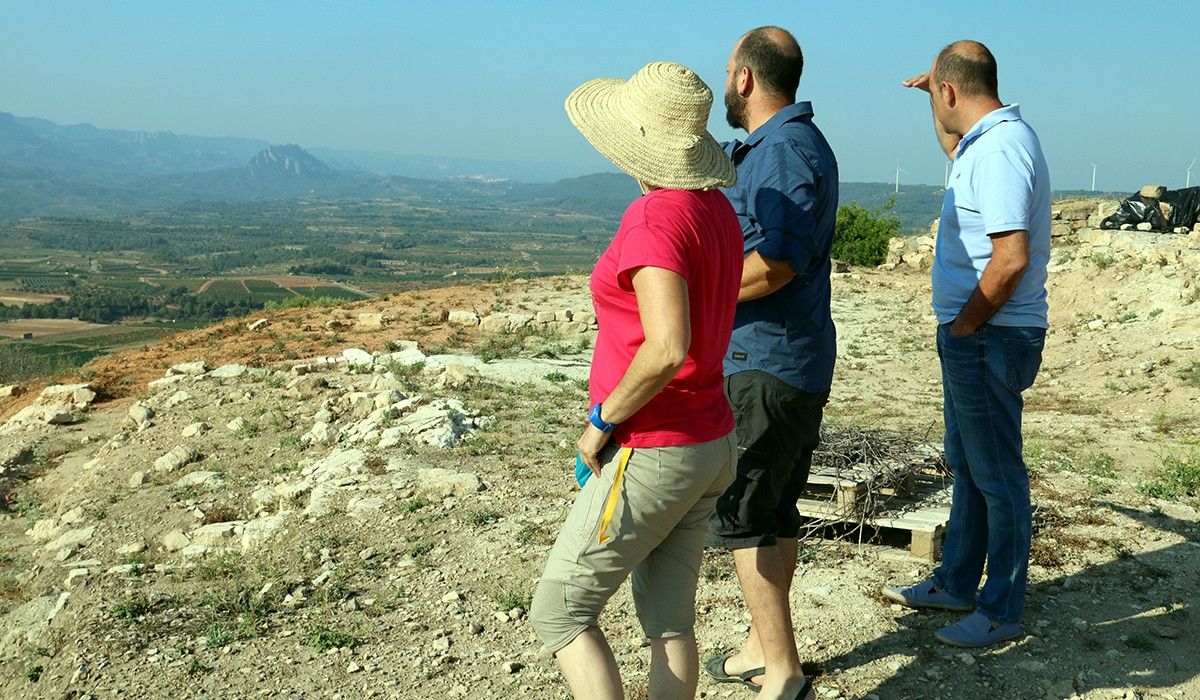 Els codirectors de l'excavació del Coll del Moro, Rafel Jornet i Carme Belarte, i l'alcalde de Gandesa, Carles Luz