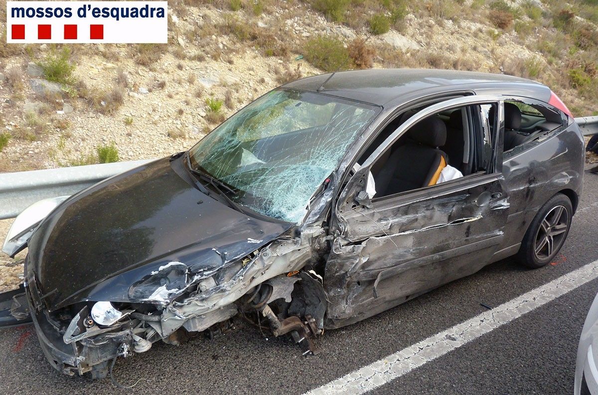 El cotxe del conductor begut després de provocar l'accident múltiple a l'N-340 al Perelló.