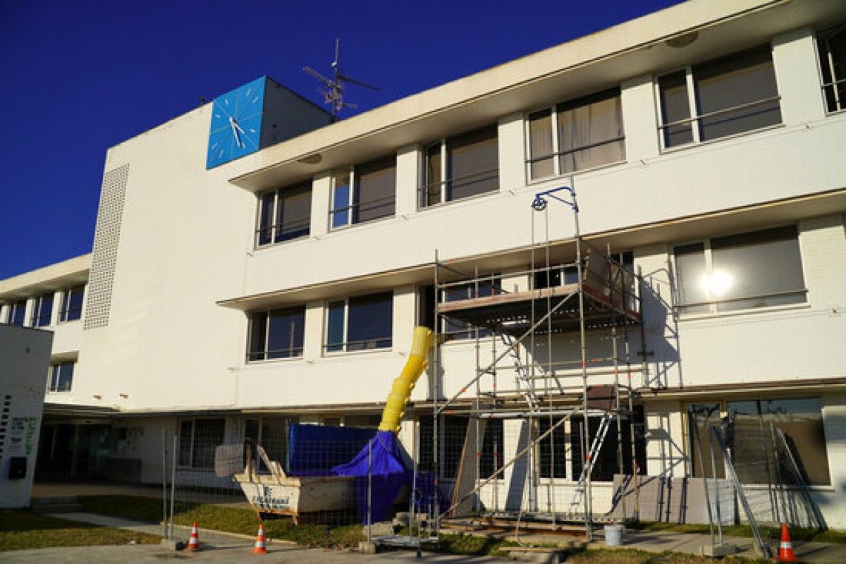 Pla general d’una bastida a l’exterior de l’Hospital Comarcal Móra d’Ebre en l’inici de les obres de millorar de l’àrea quirúrgica del centre hospitalari.