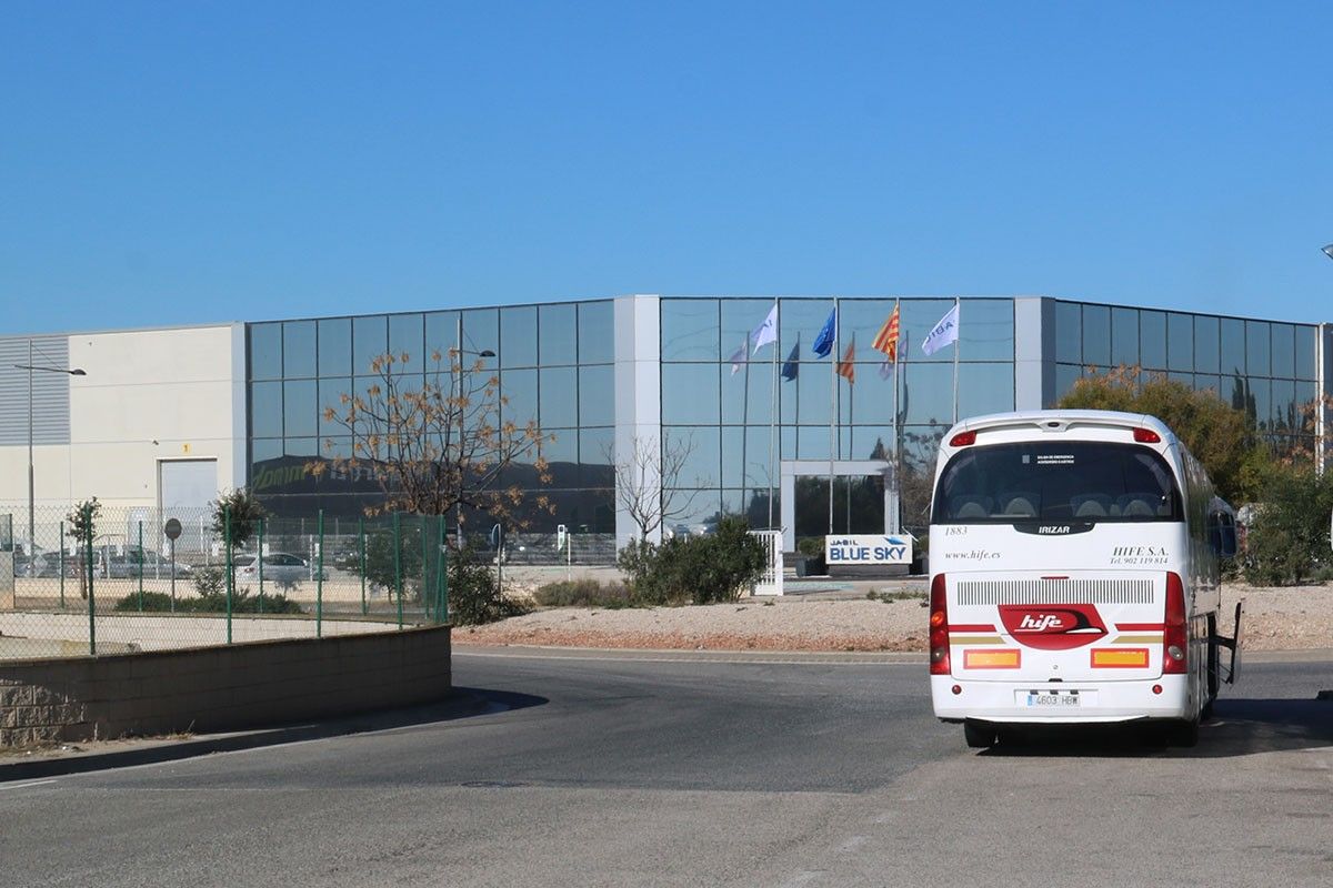Bus aturat a la parada del polígon Catalunya Sud, davant de la façana del centre tecnològic de Jabil, a l'Aldea.