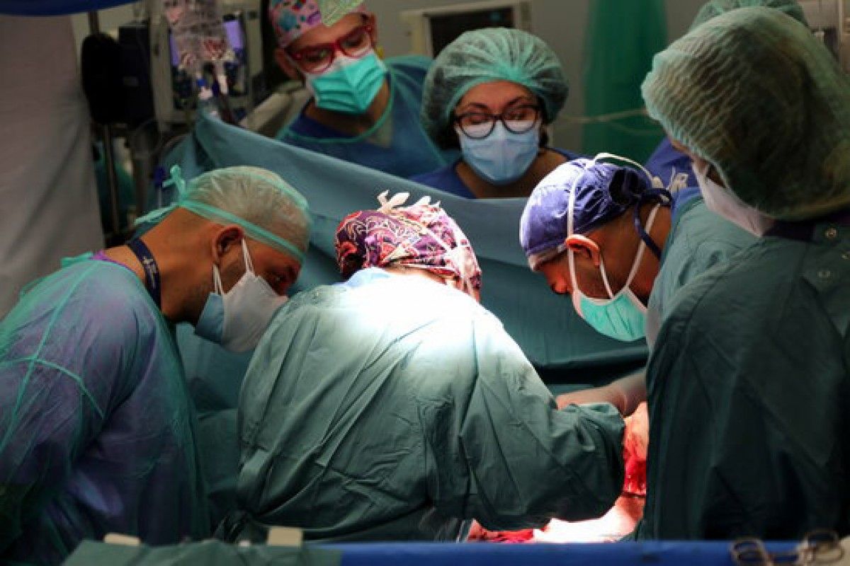 Professionals de Vall d'Hebron realitzant el primer trasplantament de pulmons a l'Estat a un pacient amb danys per la covid-19. 