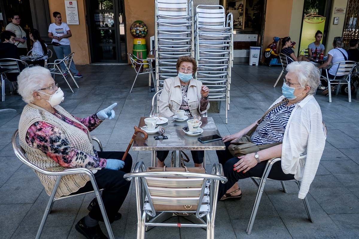 Tres àvies fent la tertúlia en una terrassa