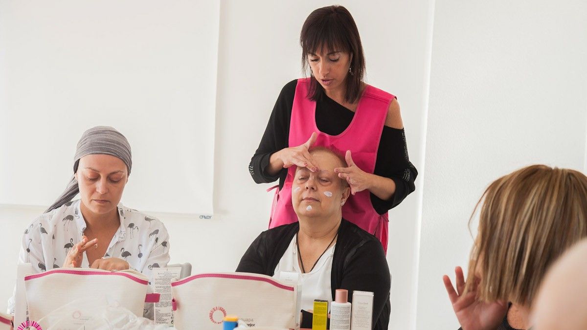 Tallers de maquillatge i benestar per pacients oncològiques de la Fundació Stanpa