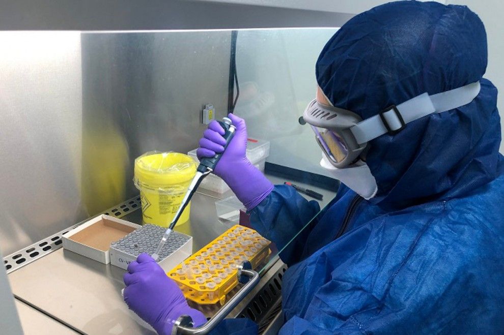 Una treballadora analitzant una mostra de PCR en un laboratori.