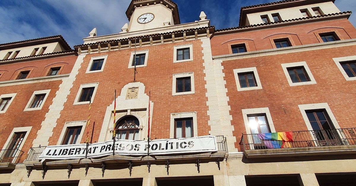 Bandera de l'arc de Sant Martí a la façana de l'Ajuntament de Súria