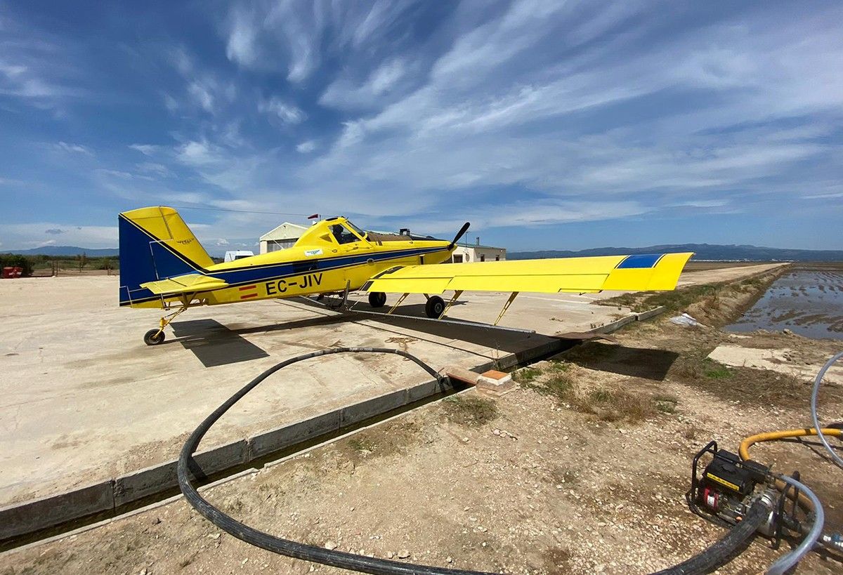 Una de les avionetes del Copate que fa el tractament contra el mosquit al delta de l'Ebre