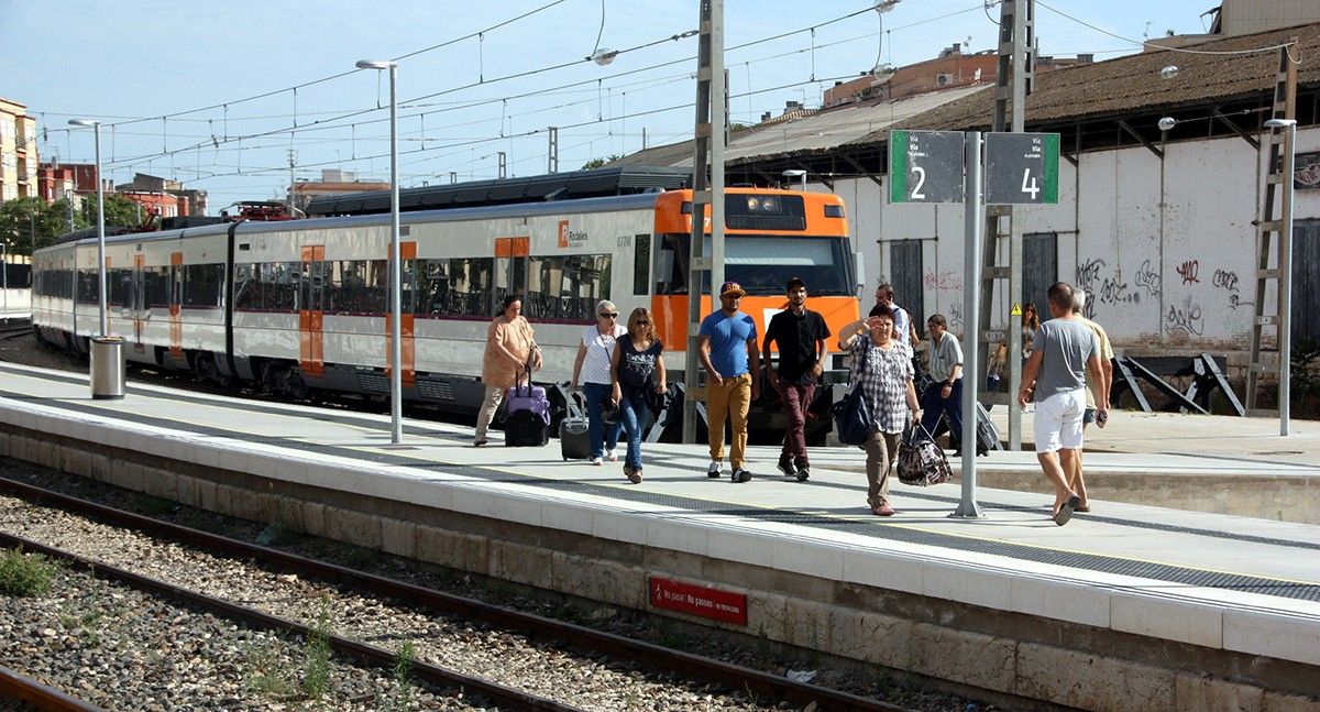 Arribada d'un tren de la línia R-16 a Tortosa