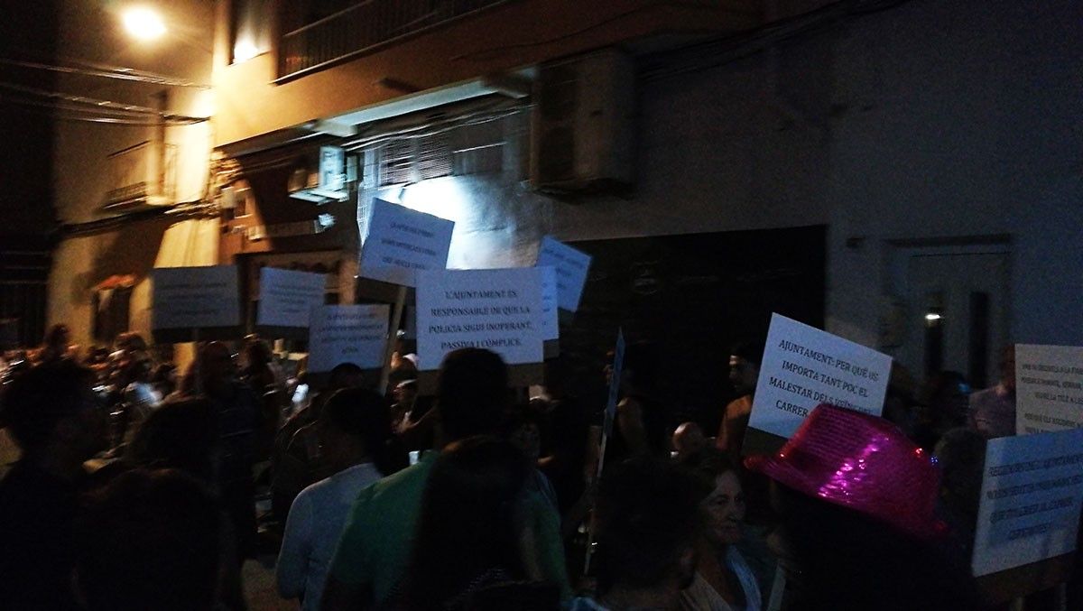 Manifestació nocturna de veïns, la matinada de diumenge, a l'Ametlla de Mar.