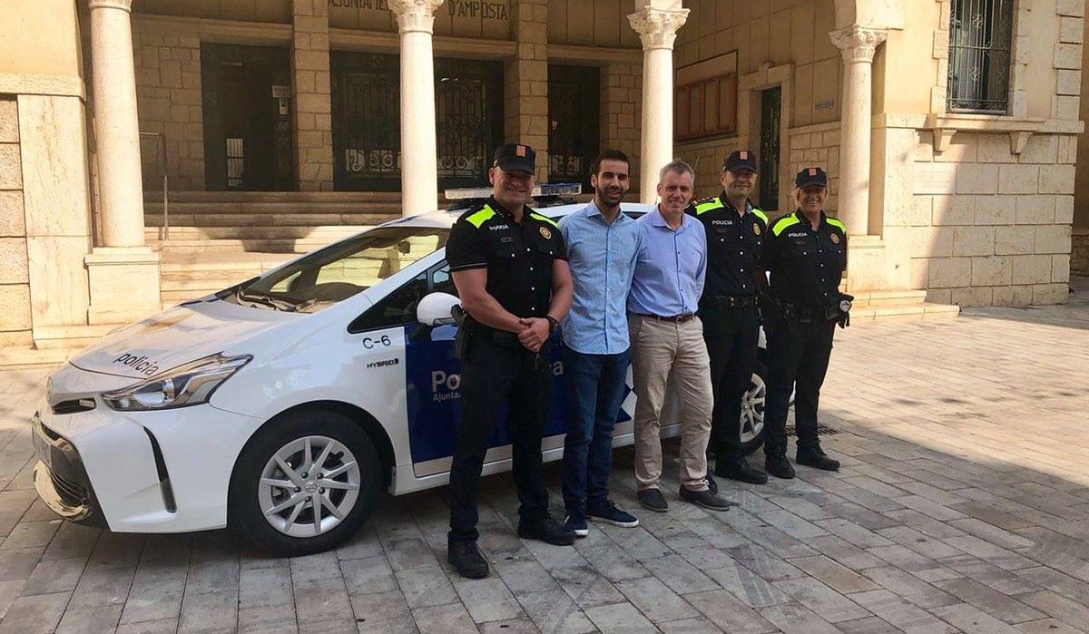 El nou cotxe i els nous agents de la Policia Local d'Amposta