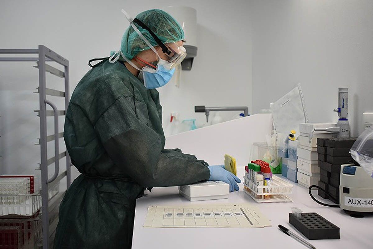 Una de les treballadores de l'ICS analitzant mostres al laboratori.