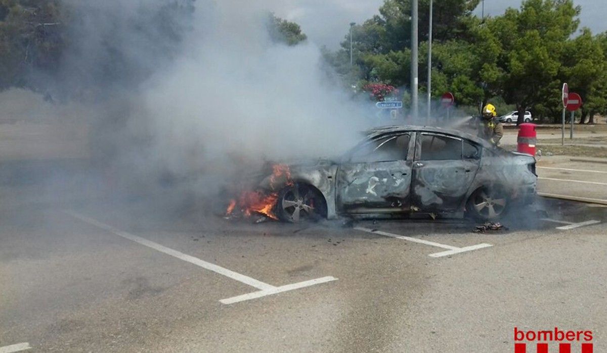 Vehicle cremat a l'àrea de servei de l'Aldea