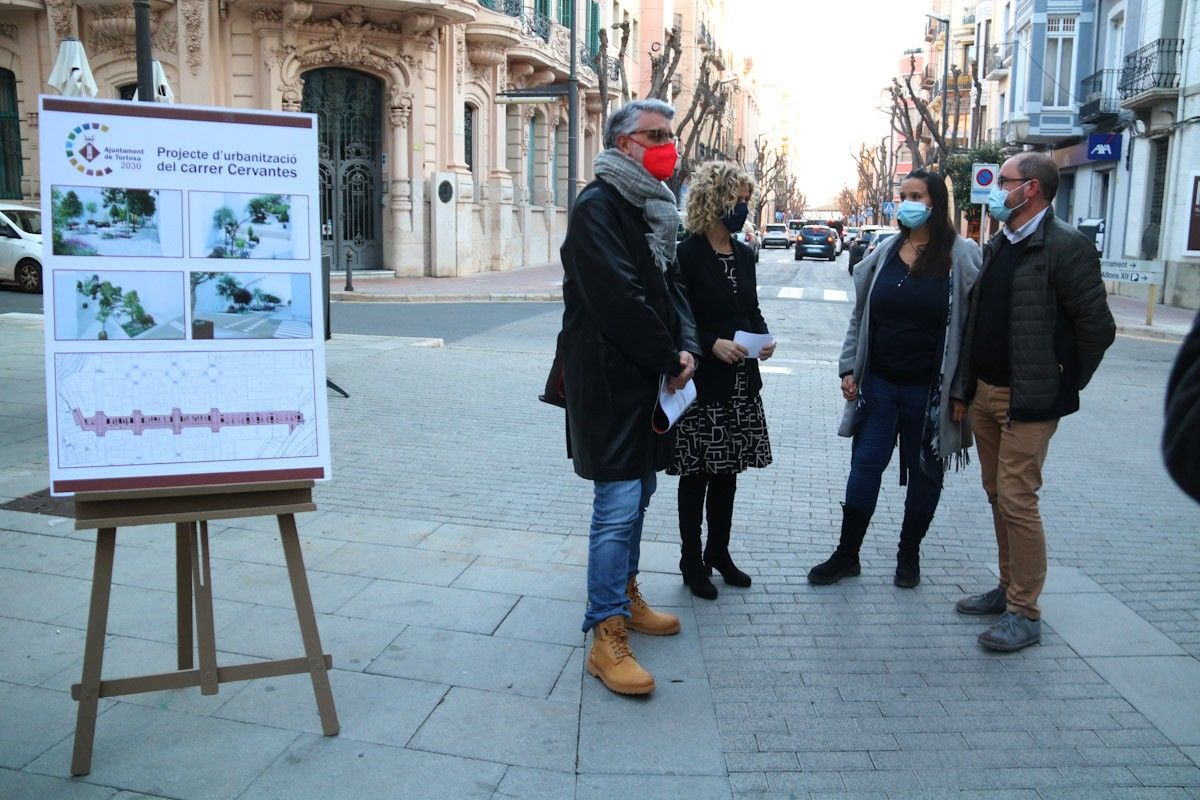 Cartell de la reforma del carrer Cervantes de Tortosa al costat de l'alcaldessa i el regidor d'Urbanisme i els arquitectes responsables  