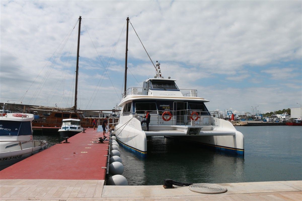 Catamarà del Tuna Tour, de l'empresa Balfegó, a l'Ametlla de Mar