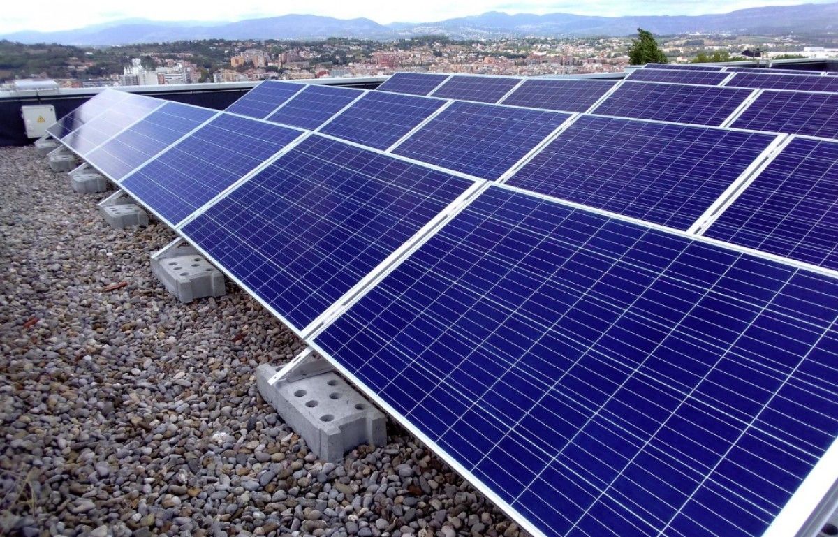 L’emplaçament de la instal·lació fotovoltaica es farà en una parcel·la, propietat de la Comunitat de regants, en el terme municipal de Vinebre.
