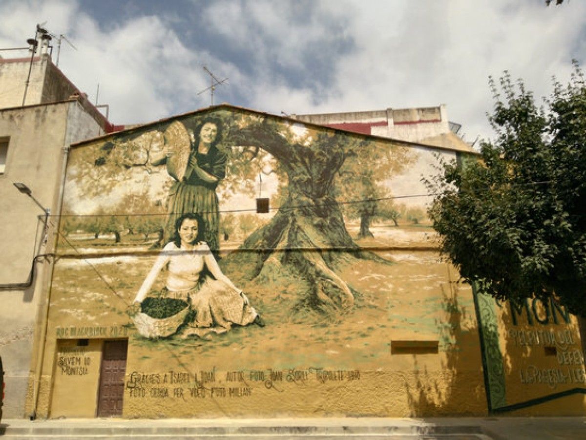 L'artista barceloní Roc Blackblock homenatja amb un mural urbà a Ulldecona la defensa de les oliveres i la dona pagesa