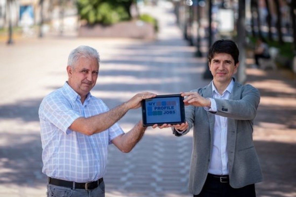 L'investigador de la URV expert en psicologia del treball, Jordi Tous (a l'esquerra) i Antoni Sambró, director de l'empresa Easy2bwise