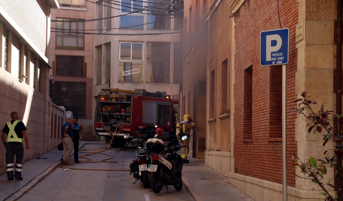 Els Bombers treballant per apagar el foc de la sala de transformadors de l'Ajuntament de Tortosa