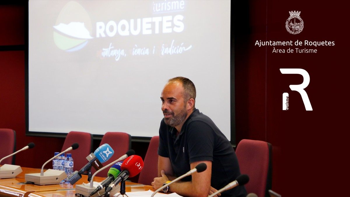 El regidor de l'Àrea de Turisme, Ivan Garcia, ha presentat este dimarts a la sala de plens de l'Ajuntament el vídeo "Des de Roquetes estàs connectat al món"