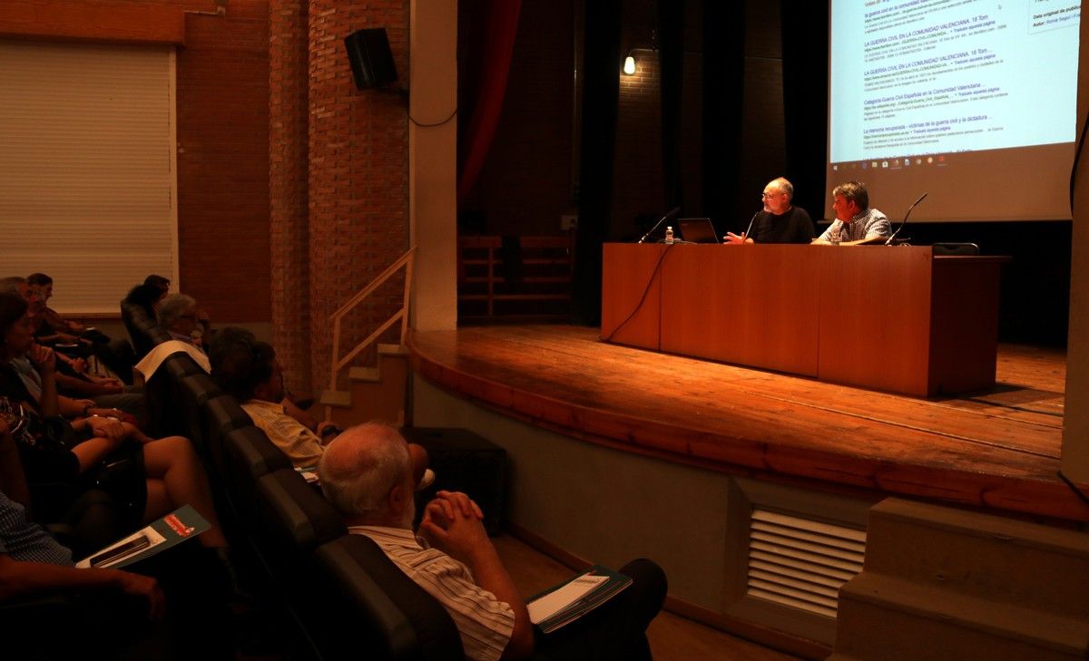 Pla general dels assistents i del ponent Miquel Santacreu, Catedràtic d'Història Contemporània d'Alacant en el Congrés Internacional de la Batalla de l'Ebre.