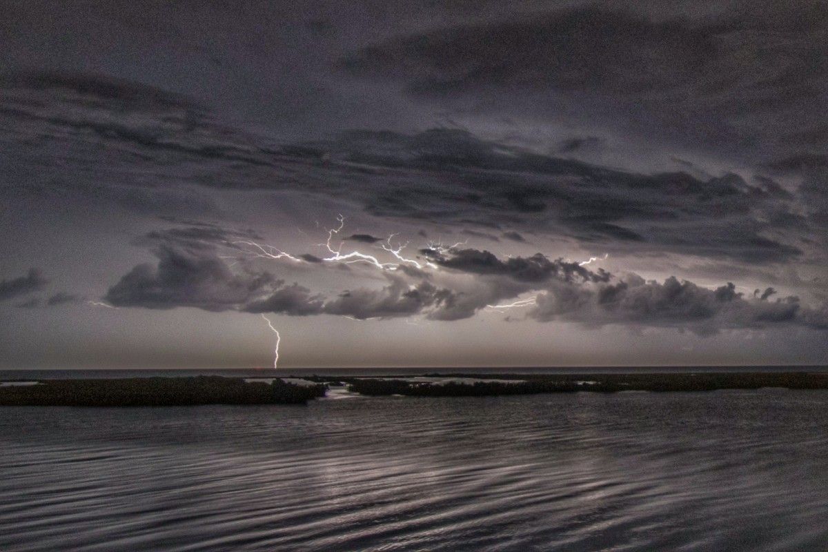 Tempesta davant la costa del delta de l'Ebre, este dilluns a la nit