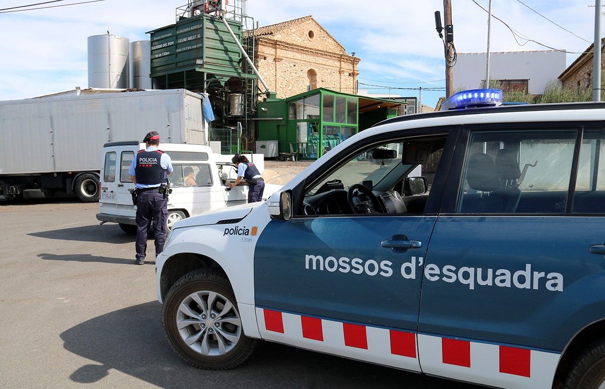 Un control dels Mossos d'Esquadra registra els vehicles a la porta d'un molí de Campredó, a Tortosa.