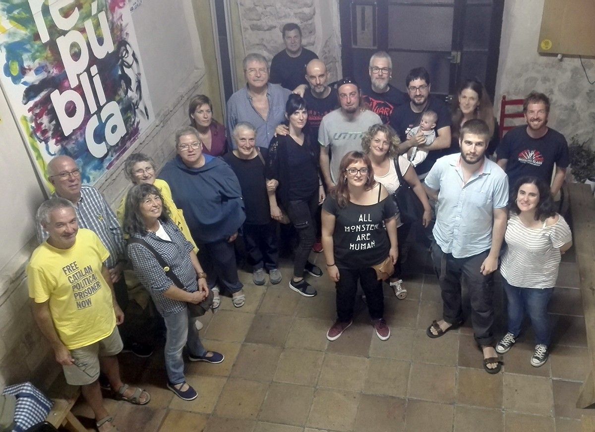 Alguns dels participants en l'assemblea oberta, on es va decidir que la formació es presentaria a les municipals de Tortosa.