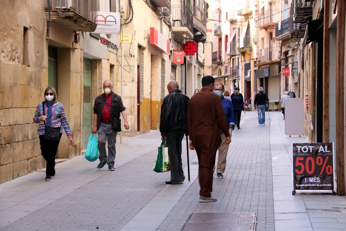 Carrer Sant Blai, un dels principals eixos comercials de Tortosa, el primer dia de fase 1 de desconfinament.
