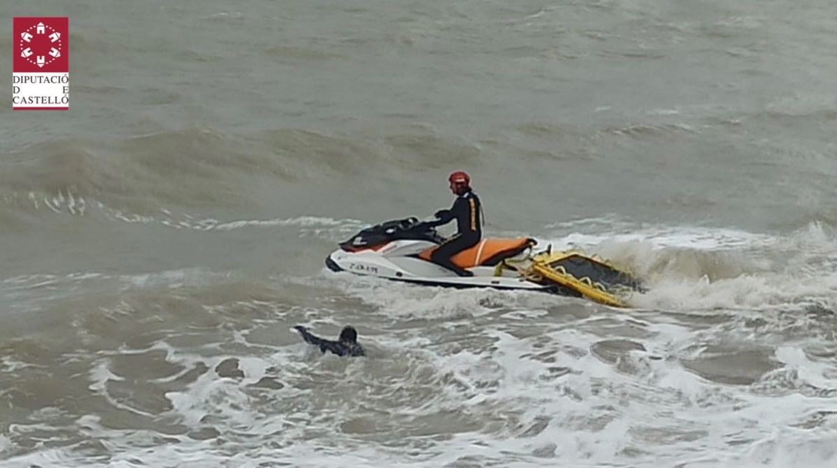Un bomber de la unitat aquàtica de la Diputació de Castelló durant el rescat del cos sense vida a la costa de Vinaròs 